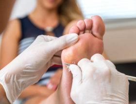Lorsqu'un patient reçoit des semelles orthopédiques pour traiter divers problèmes de pieds, un suivi médical adéquat