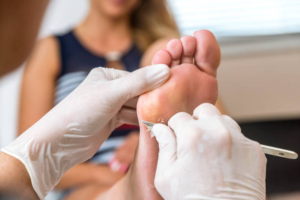 Lorsqu'un patient reçoit des semelles orthopédiques pour traiter divers problèmes de pieds, un suivi médical adéquat