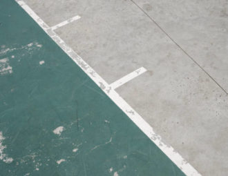 Construction d'un terrain de tennis en béton poreux à cannes