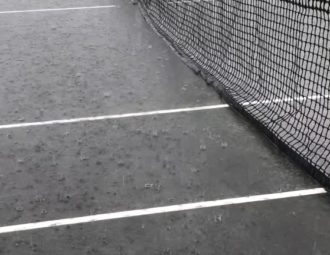 Construction d'un court de tennis en béton poreux à Saint-Tropez