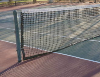 Construction d'un court de tennis en béton poreux à Saint-Tropez