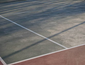 Construction d'un court de tennis en béton poreux à Saint-Tropez