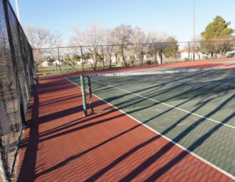 Construction d'un court de tennis en béton poreux à Saint-Tropez