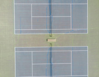 Construction d'un court de tennis en béton poreux à Saint-Tropez