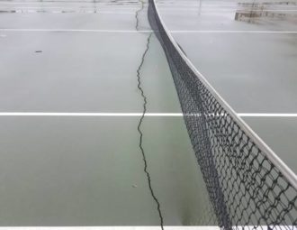 Construction d'un court de tennis en béton poreux à Saint-Tropez