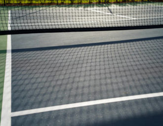 Construction d'un court de tennis en béton poreux à Saint-Tropez