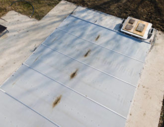 Construction d'un court de tennis en béton poreux à Saint-Tropez