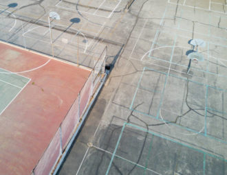 Construction d'un terrain de tennis en béton poreux à cannes