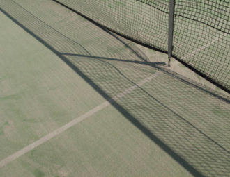 Construction d'un terrain de tennis en béton poreux à cannes