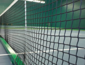 Construction d'un terrain de tennis en béton poreux à cannes