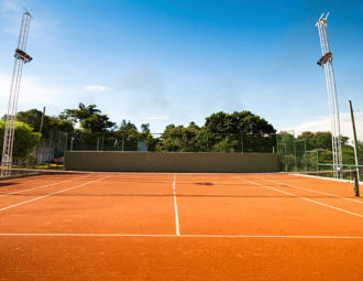 Construction d'un terrain de tennis à Toulon