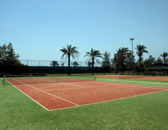 Construction d'un terrain de tennis à Saint-Raphaël