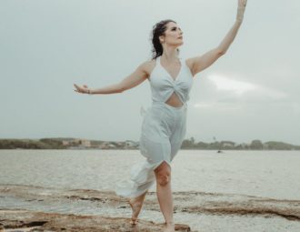 découvrez notre élégante robe aqua, parfaite pour toutes les occasions. avec sa couleur apaisante et son design fluide, elle mettra en valeur votre silhouette tout en vous offrant un confort inégalé. idéale pour les journées ensoleillées ou les soirées estivales, cette robe est un indispensable de votre garde-robe.