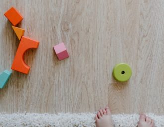 découvrez des conseils essentiels pour assurer la sécurité de votre bébé à la maison et lors de vos déplacements. apprenez à prévenir les accidents et à créer un environnement sécurisé pour favoriser le bien-être de votre enfant.