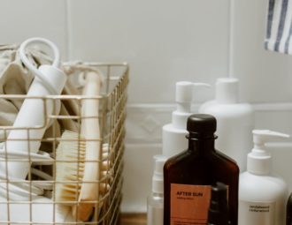 découvrez des astuces pratiques et créatives pour l'organisation de votre salle de bain. optimisez l'espace, décorez intelligemment et transformez votre routine quotidienne grâce à des solutions de rangement fonctionnelles.