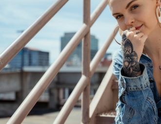 découvrez l'univers du piercing à la mode avec nos conseils tendance, styles variés et astuces pour sublimer votre look. explorez les dernières techniques et tendances en matière de piercings pour un style unique et audacieux.