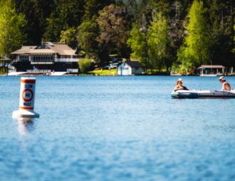 découvrez notre sélection de bouées gonflables pour des journées de plage inoubliables. pratiques et colorées, elles assurent sécurité et plaisir sur l'eau pour petits et grands. parfaites pour la baignade, le kayak ou les loisirs aquatiques, nos bouées sont conçues pour garantir un maximum de confort et de fun sous le soleil!