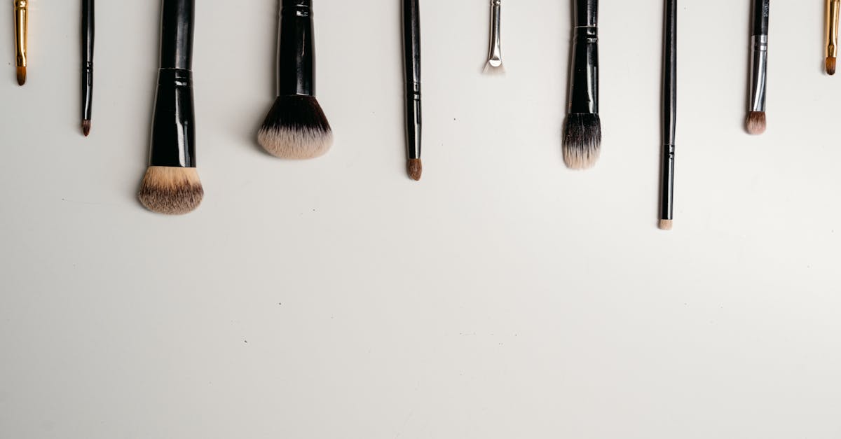 découvrez des astuces et des conseils pour organiser votre maquillage de manière efficace et esthétique. transformez votre espace beauté en un sanctuaire ordonné où chaque produit est à portée de main.