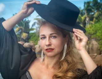 découvrez l'élégance intemporelle des accessoires de mode russes. explorez des pièces uniques qui allient tradition et modernité, pour sublimer votre style avec une touche authentique. idéals pour toutes les occasions, ces accessoires reflètent le savoir-faire artisanal et le riche patrimoine culturel de la russie.