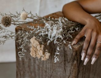 découvrez notre collection unique de bijoux en bois, alliant élégance et nature. chaque pièce est artisanalement conçue pour un style authentique et éco-responsable. portez la beauté du bois avec fierté!